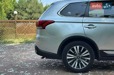 Внедорожник / Кроссовер Mitsubishi Outlander 2019 в 