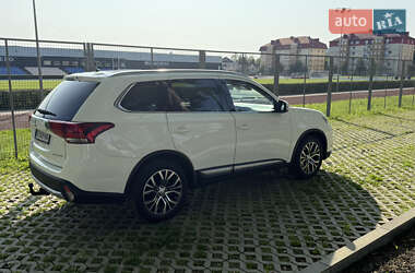 Внедорожник / Кроссовер Mitsubishi Outlander 2016 в 