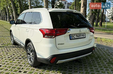 Внедорожник / Кроссовер Mitsubishi Outlander 2016 в 