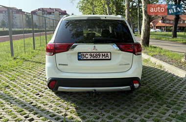 Внедорожник / Кроссовер Mitsubishi Outlander 2016 в 