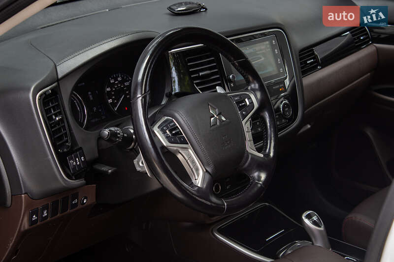 Внедорожник / Кроссовер Mitsubishi Outlander 2017 в Львове