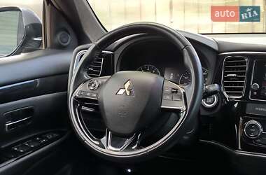 Позашляховик / Кросовер Mitsubishi Outlander 2018 в 