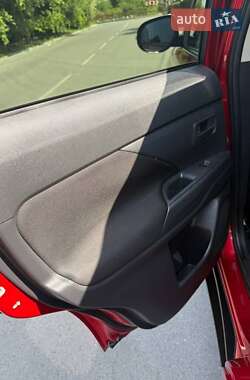 Позашляховик / Кросовер Mitsubishi Outlander 2014 в 