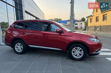 Позашляховик / Кросовер Mitsubishi Outlander 2017 в 