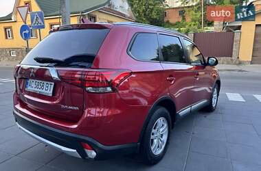 Позашляховик / Кросовер Mitsubishi Outlander 2017 в 