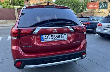Позашляховик / Кросовер Mitsubishi Outlander 2017 в 