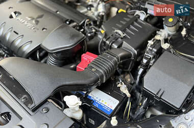 Внедорожник / Кроссовер Mitsubishi Outlander 2012 в 