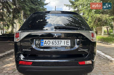 Внедорожник / Кроссовер Mitsubishi Outlander 2012 в 