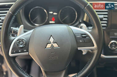 Внедорожник / Кроссовер Mitsubishi Outlander 2012 в 