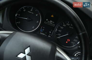 Внедорожник / Кроссовер Mitsubishi Outlander 2013 в 