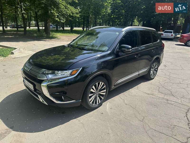 Внедорожник / Кроссовер Mitsubishi Outlander 2019 в 