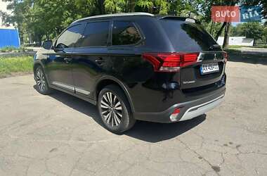 Внедорожник / Кроссовер Mitsubishi Outlander 2019 в 