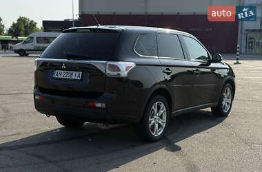 Позашляховик / Кросовер Mitsubishi Outlander 2014 в 
