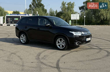 Позашляховик / Кросовер Mitsubishi Outlander 2014 в 