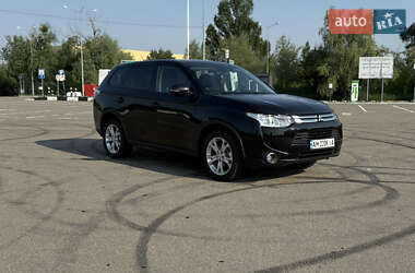 Позашляховик / Кросовер Mitsubishi Outlander 2014 в 
