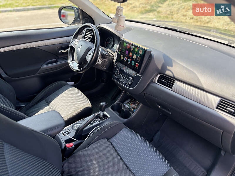 Внедорожник / Кроссовер Mitsubishi Outlander 2016 в Киеве