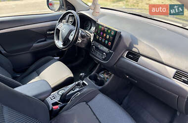 Внедорожник / Кроссовер Mitsubishi Outlander 2016 в 