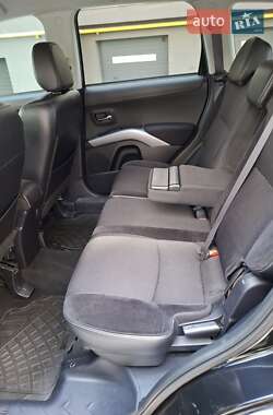 Внедорожник / Кроссовер Mitsubishi Outlander 2011 в 