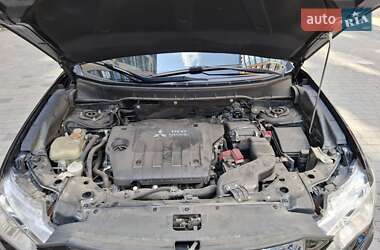 Внедорожник / Кроссовер Mitsubishi Outlander 2011 в 
