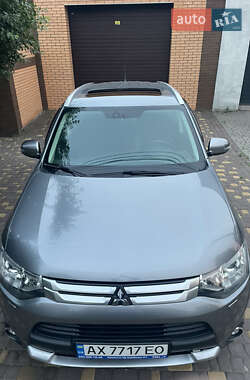 Внедорожник / Кроссовер Mitsubishi Outlander 2014 в 