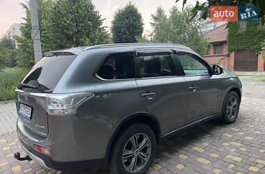 Внедорожник / Кроссовер Mitsubishi Outlander 2014 в 