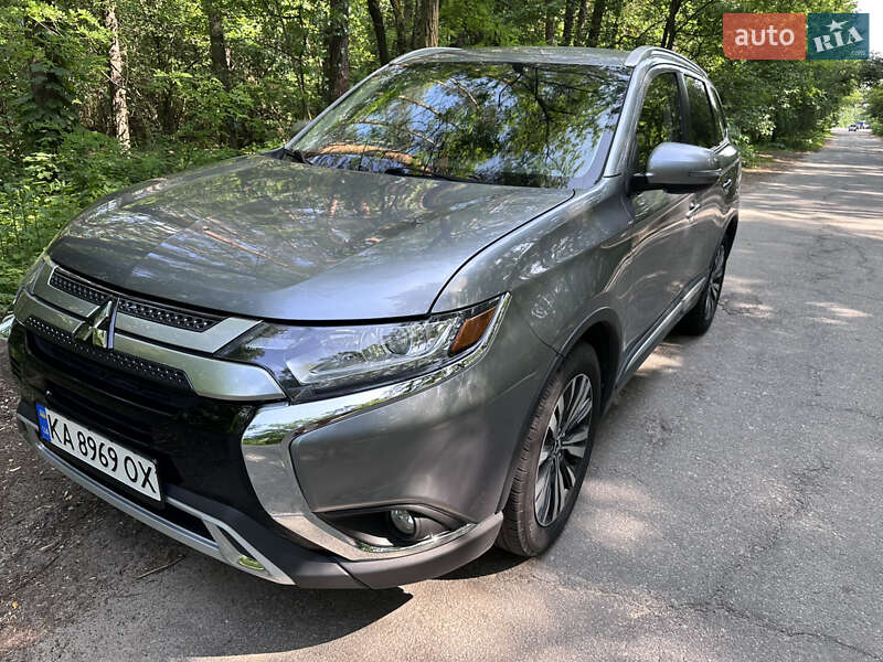 Позашляховик / Кросовер Mitsubishi Outlander 2019 в Києві