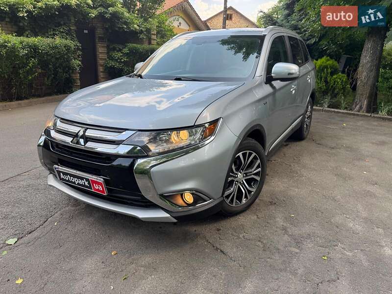 Внедорожник / Кроссовер Mitsubishi Outlander 2016 в 