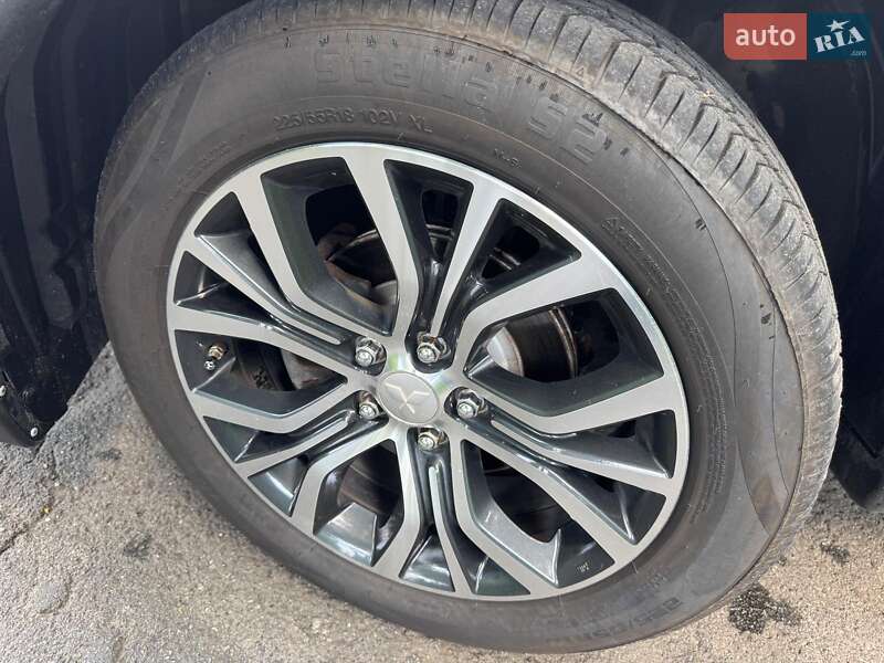 Внедорожник / Кроссовер Mitsubishi Outlander 2016 в Киеве