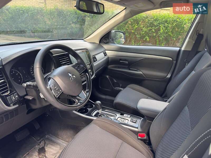 Внедорожник / Кроссовер Mitsubishi Outlander 2016 в Киеве