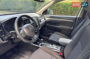 Внедорожник / Кроссовер Mitsubishi Outlander 2016 в 