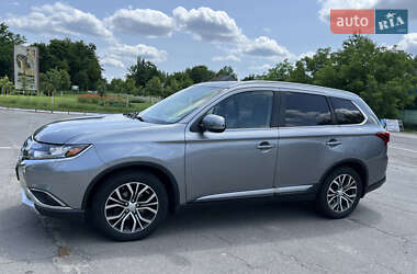 Внедорожник / Кроссовер Mitsubishi Outlander 2015 в 