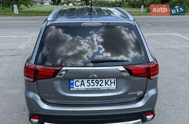 Внедорожник / Кроссовер Mitsubishi Outlander 2015 в 