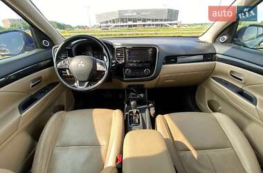 Внедорожник / Кроссовер Mitsubishi Outlander 2016 в 
