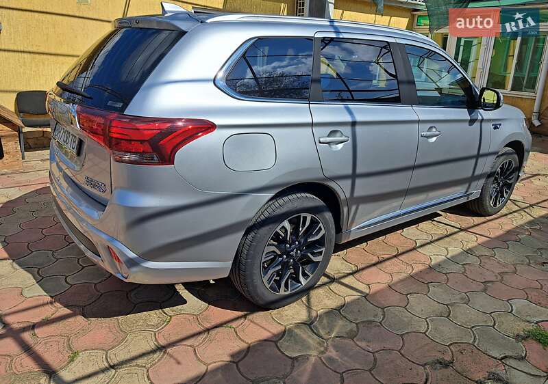 Внедорожник / Кроссовер Mitsubishi Outlander 2017 в Беляевке