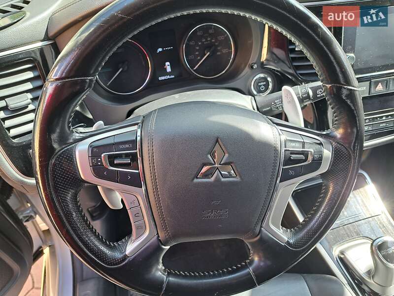 Внедорожник / Кроссовер Mitsubishi Outlander 2017 в Беляевке