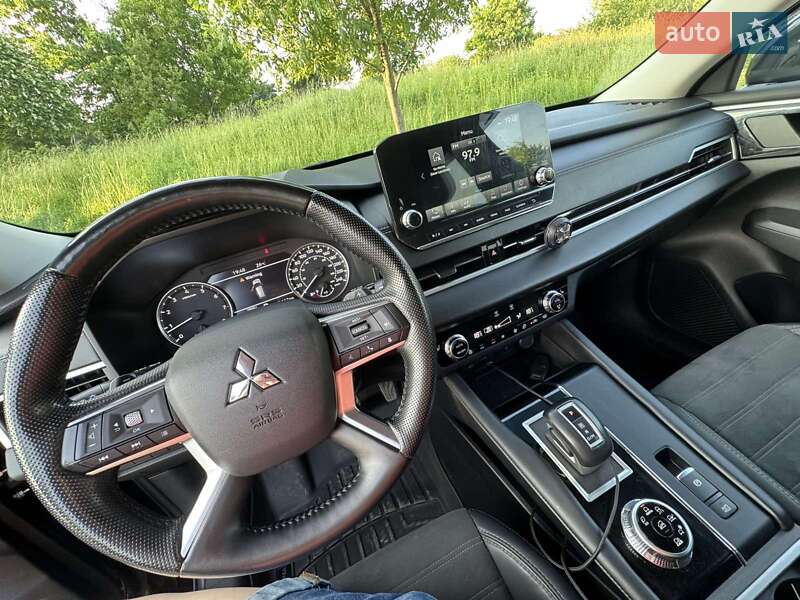 Внедорожник / Кроссовер Mitsubishi Outlander 2022 в Ужгороде