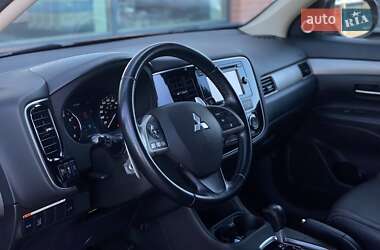 Внедорожник / Кроссовер Mitsubishi Outlander 2014 в 