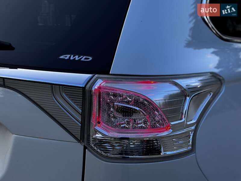 Внедорожник / Кроссовер Mitsubishi Outlander 2015 в Дрогобыче