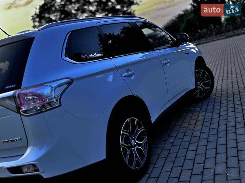 Внедорожник / Кроссовер Mitsubishi Outlander 2015 в Дрогобыче