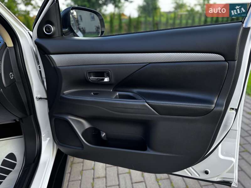 Внедорожник / Кроссовер Mitsubishi Outlander 2015 в Дрогобыче