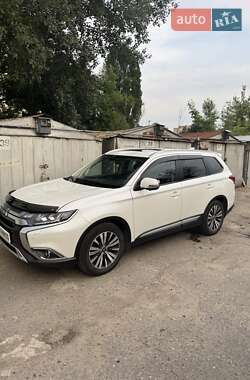 Внедорожник / Кроссовер Mitsubishi Outlander 2020 в Киеве