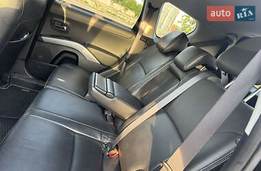 Внедорожник / Кроссовер Mitsubishi Outlander 2010 в 