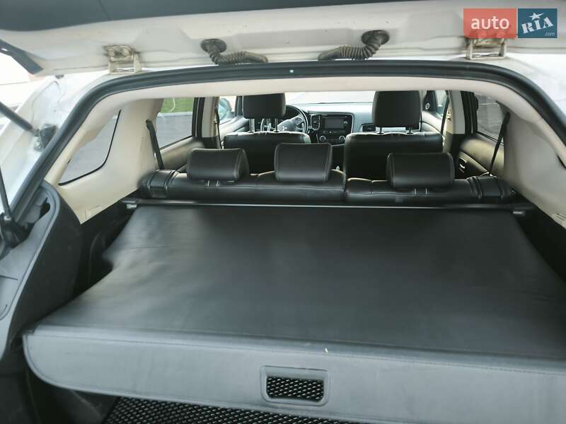 Внедорожник / Кроссовер Mitsubishi Outlander 2013 в Вараше