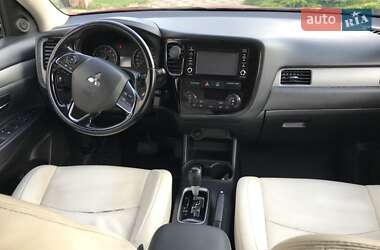 Внедорожник / Кроссовер Mitsubishi Outlander 2016 в 