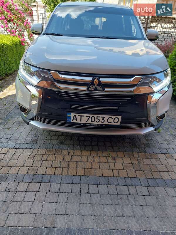 Позашляховик / Кросовер Mitsubishi Outlander 2016 в Івано-Франківську