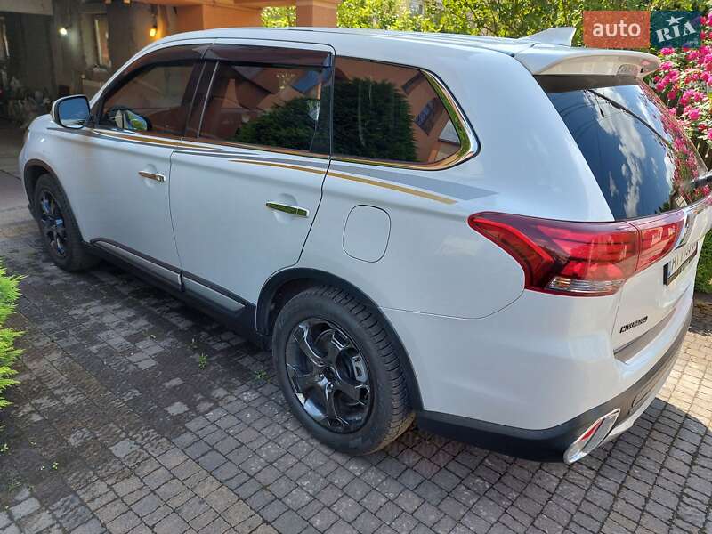 Позашляховик / Кросовер Mitsubishi Outlander 2016 в Івано-Франківську