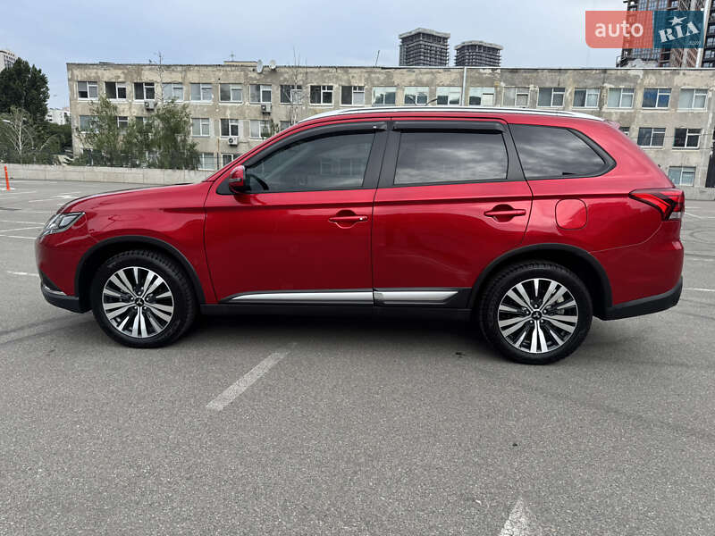 Внедорожник / Кроссовер Mitsubishi Outlander 2023 в Киеве