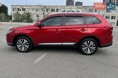 Внедорожник / Кроссовер Mitsubishi Outlander 2023 в 