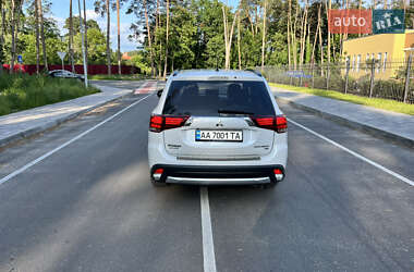 Внедорожник / Кроссовер Mitsubishi Outlander 2015 в 