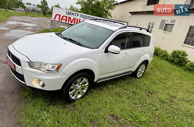 Внедорожник / Кроссовер Mitsubishi Outlander 2012 в 